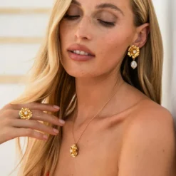 Caroline Svedbom Blossom Ring / Crystal (Guld)