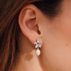 Caroline Svedbom Emmy Örhängen / Pearl + Crystal (Rhodium)