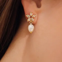 Caroline Svedbom Emmy Örhängen / Pearl + Crystal (Guld)
