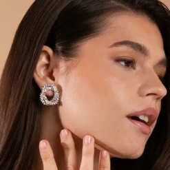 Caroline Svedbom Gemma Knot Örhängen – Rhodium