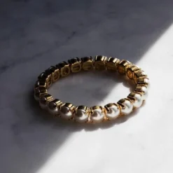 Caroline Svedbom Armband Caroline Svedbom Gia Stretch Armband Guld / Pearl