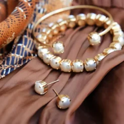Caroline Svedbom Armband Caroline Svedbom Gia Stretch Armband Guld / Pearl
