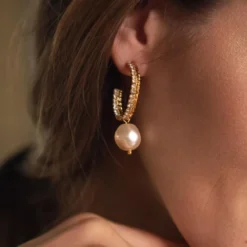 Caroline Svedbom Kaia Pearl Örhängen/ Pearl + Crystal (Rhodium)