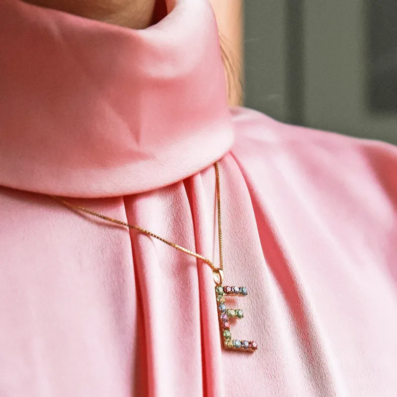 Caroline Svedbom Halsband Caroline Svedbom Letter Halsband E / Rainbow Combo (Rhodium)
