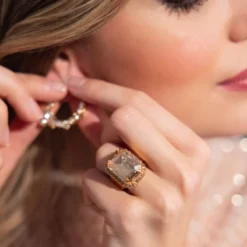Caroline Svedbom Ringar Caroline Svedbom Lydia Cocktail Ring / Golden Shadow (Guld)