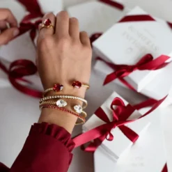 Caroline Svedbom Armband Caroline Svedbom Mini Drop Armband Guld / Scarlet