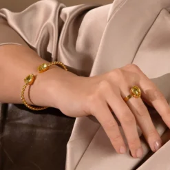 Caroline Svedbom Armband Caroline Svedbom Mini Drop Armband, ReCreated™ Dark Jonquil – Guld