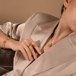 Caroline Svedbom Mini Drop Halsband ReCreated™ Dark Jonquil – Guld