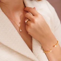 Caroline Svedbom Armband Caroline Svedbom Mini Twisted Armband / Electric White (Guld)