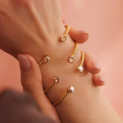 Caroline Svedbom Armband Caroline Svedbom Mini Twisted Armband/ Pearl (Guld)
