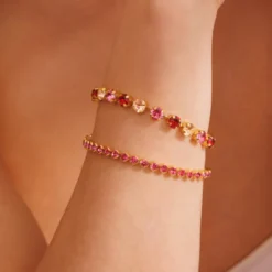 Caroline Svedbom Armband Caroline Svedbom Nicola Armband / Scarlet Combo (Guld)