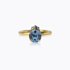Caroline Svedbom Petite Drop Ring, Denim Blue – Guld