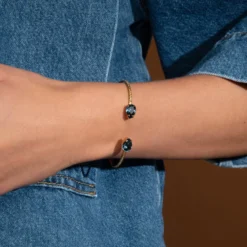 Caroline Svedbom Armband Caroline Svedbom Petite Drop Armband, Denim Blue – Guld