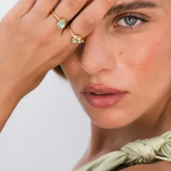 Caroline Svedbom Sandra Ring / Chrysolite + Jonquil (Guld)