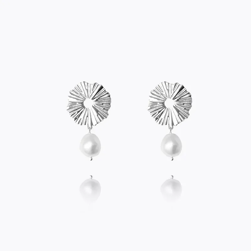 Caroline Svedbom Vassia Örhängen / Pearl (Rhodium)