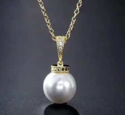 Celine Estelle Guldhalsband med 18K förgyllning, Sötvattenpärla och CZ 40+5 cm
