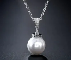 KAMPANJ Celine Estelle Silverhalsband med Vitguld, Sötvattenpärla och CZ 40+5 cm