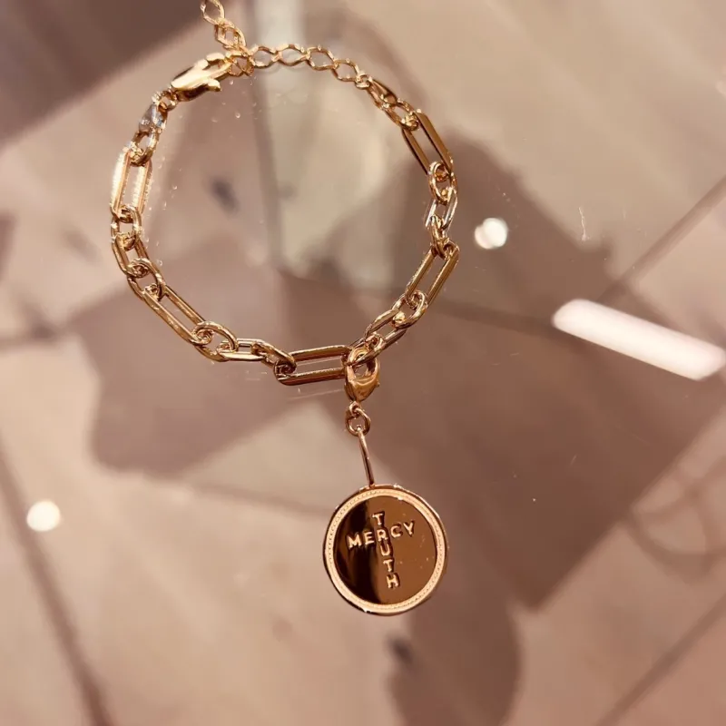 Charms Emma Israelsson Cross Coin Charm Guld Charm014