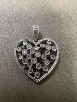 Hjärta i 18K Guld med Diamanter HJG006