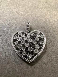 Hjärta i 18K Guld med Diamanter HJG006