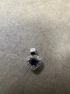 Hjärta i 18K Vitguld med Diamanter och Safir HJG026