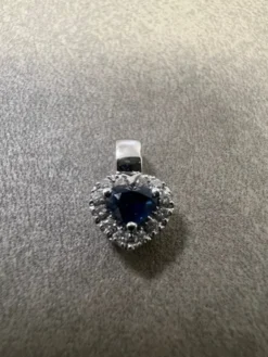 Hjärta i 18K Vitguld med Diamanter och Safir HJG026