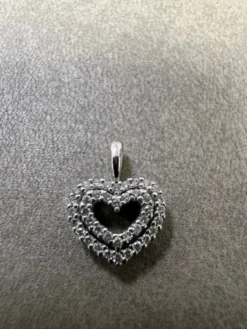 Hjärta i 18K Vitguld med Diamanter HJG023