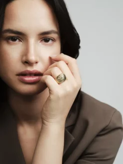 Mockberg Curved Ribbed Ring Guld