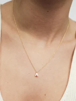 Halsband Mockberg Petite Plain Bokstav Guld