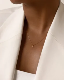 Halsband Mockberg Petite Stone Bokstav Guld