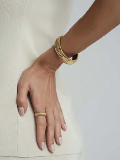 Armband Mockberg Retro Ribbed Bangle Guld