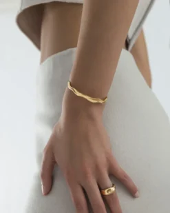 Armband Mockberg Wavy Bolded Cuff Gold