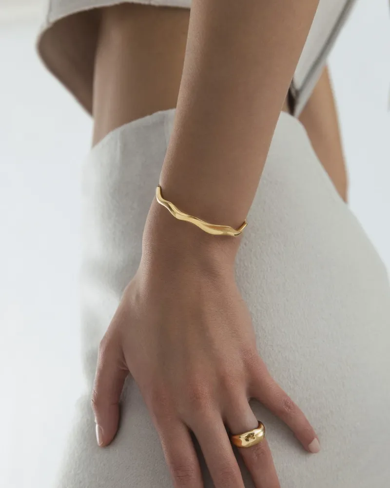 Armband Mockberg Wavy Bolded Cuff Gold