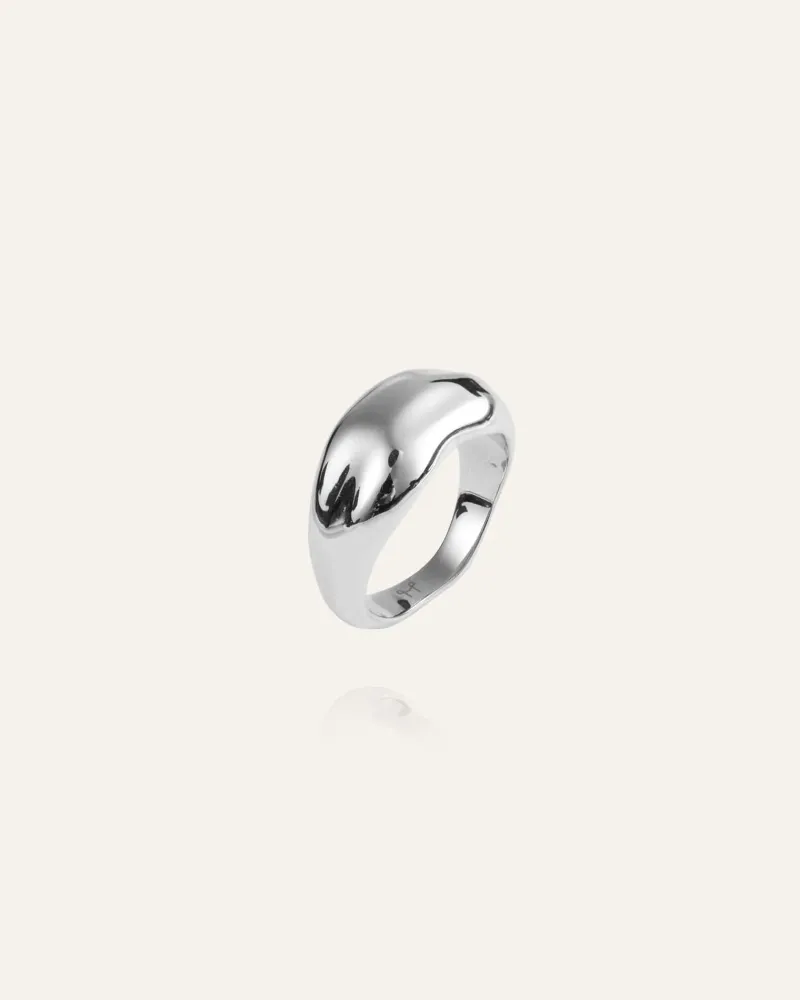 Mockberg Wavy Bolded Large Ring Silver