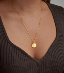 Berlocker Syster P Beloved Big Bokstav Hänge Guld