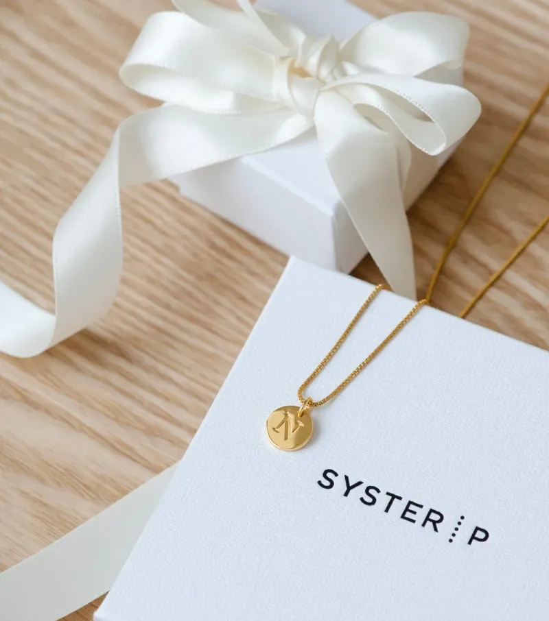 Berlocker Syster P Beloved Mini Bokstav Hänge Guld