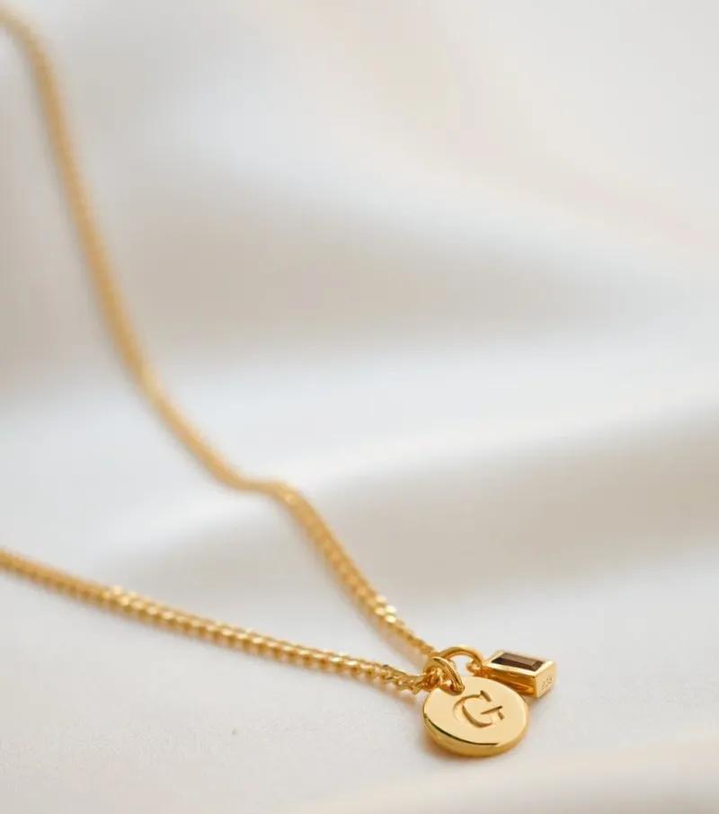 Berlocker Syster P Beloved Mini Bokstav Hänge Guld