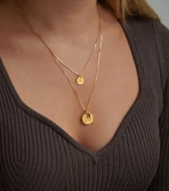 Berlocker Syster P Beloved Mini Bokstav Hänge Guld