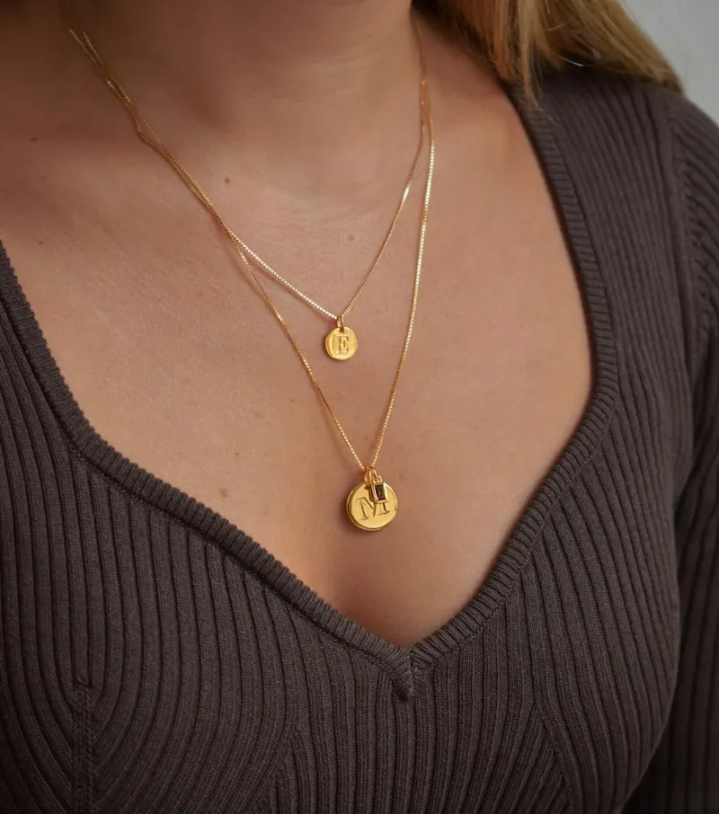 Berlocker Syster P Beloved Mini Bokstav Hänge Guld