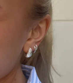 Örhängen Syster P Bolded Little Sis Chevron Silver