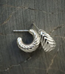 Örhängen Syster P Bolded Little Sis Chevron Silver