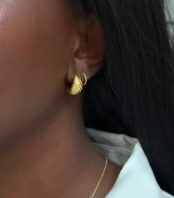 Örhängen Syster P Bolded Little Sis Chevron Guld