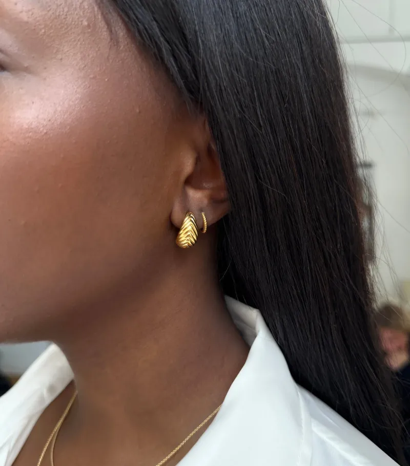 Örhängen Syster P Bolded Little Sis Chevron Guld