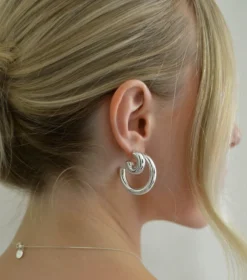 Örhängen Syster P Bolded Little Sis Hoops Silver