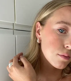 Örhängen Syster P Bolded Little Sis Hoops Silver