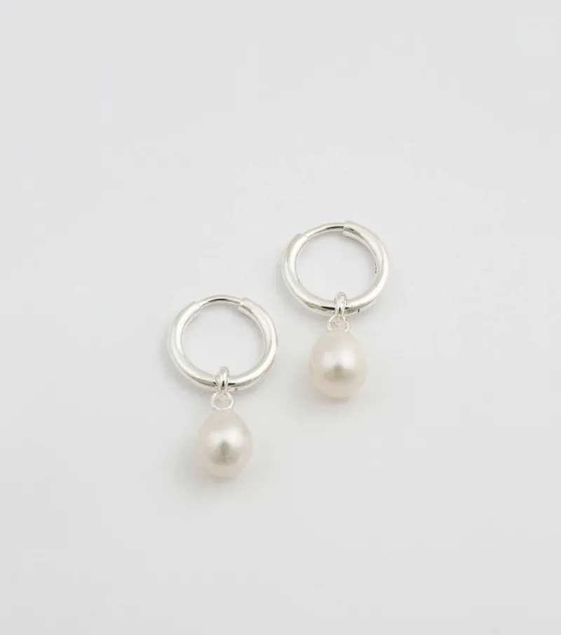 Örhängen Syster P Treasure Pearl Hoop Silver