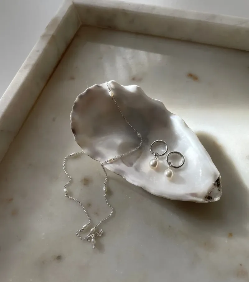 Örhängen Syster P Treasure Pearl Hoop Silver