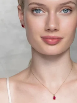 Halsband YLVA LI Embla Ruby – Guld