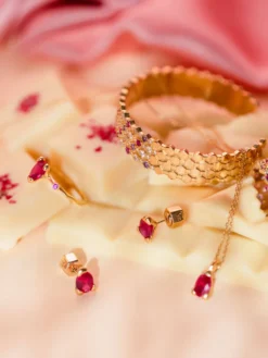 Halsband YLVA LI Embla Ruby – Guld
