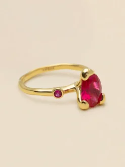 Ringar YLVA LI Embla Ring Ruby – Guld
